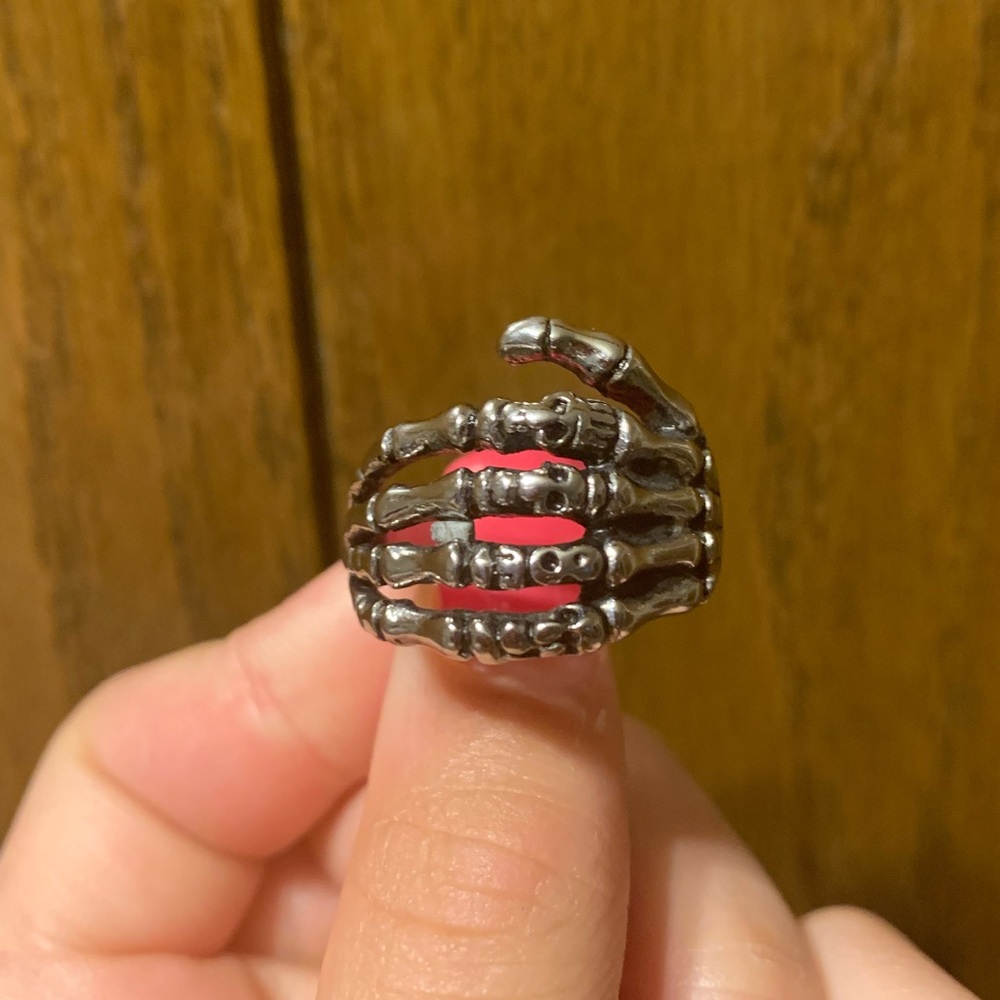 Men’s skull hand ring
